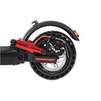 Detalle de la rueda trasera del scooter INSTIGO Street con llanta sólida, amortiguador rojo, freno de disco y luz trasera