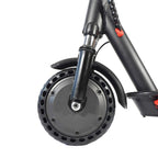 Detalle de la rueda delantera del scooter INSTIGO Street mostrando el motor y la llanta sólida antipinchazos