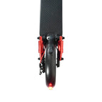 Vista superior de la plataforma antideslizante del scooter INSTIGO Street con doble suspensión roja y luz trasera encendida